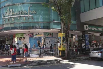 TERJEJAS DEK COVID-19: Mustafa Centre kini juga sedang bekerjasama dengan lain pihak bagi mendapatkan kerja kosong sedia ada bagi kakitangan yang berminat. - Foto fail