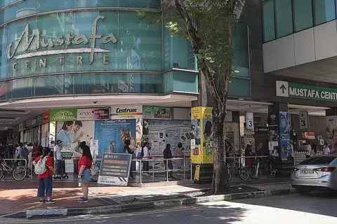 TERJEJAS DEK COVID-19: Mustafa Centre kini juga sedang bekerjasama dengan lain pihak bagi mendapatkan kerja kosong sedia ada bagi kakitangan yang berminat. - Foto fail