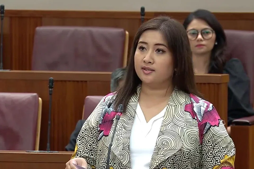 Anggota Parlimen (AP) Cik Nadia Ahmad Samdin (GRC Ang Mo Kio) bertanya bagaimana pemerintah boleh mendedahkan dan melibatkan rakyat Singapura dengan lebih baik, khususnya belia, untuk mempunyai pemahaman yang lebih baik tentang pendekatan Singapura terhadap dasar luar.