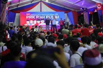 TOLAK TINDAKAN KARUT: Datuk Seri Anwar Ibrahim (atas pentas, tengah) berkata tindakan pembangkang  yang meletakkan ‘fatwa’ haram untuk mengundi calon Pakatan Harapan adalah keterlaluan dan mengarut. Beliau dilihat berucap pada Majlis Ceramah Mega Perpaduan Madani di Taman Rekreasi Taman Uda Utama pada Ahad malam.