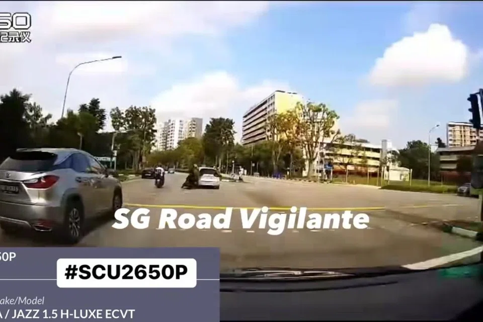 NAHAS DIRAKAM VIDEO: Dalam sebuah video yang dimuat naik di Facebook SG Road Vigilante, sebuah kereta putih dilihat berada belakang sebuah motosikal dan dilihat melanggar motosikal tersebut apabila ia menyusur ke kiri.