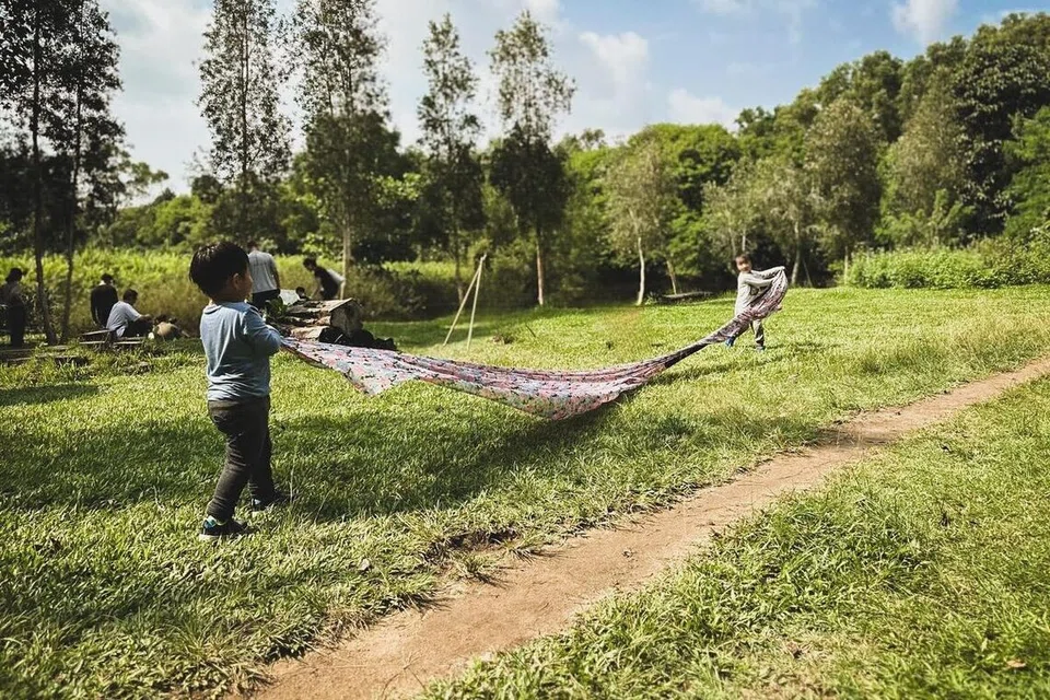 Hundred Paths menekankan pentingnya kanak-kanak melalui proses pembelajaran tanpa campur tangan ibu bapa atau pendidik supaya mereka belajar mengatasi halangan sendiri.