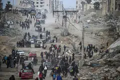 Penduduk Palestin yang dipindahkan secara dalaman tiba dari selatan Gaza melalui jalan Al Rashid ke Bandar Gaza, utara Semenanjung Gaza, pada 28 Januari 2025. Menurut Pertubuhan Bangsa-Bangsa Bersatu (PBB), sekurang-kurangnya 1.9 juta orang (atau sembilan daripada sepuluh orang) di seluruh Semenanjung Gaza telah dipindahkan secara dalaman, termasuk orang yang berulang kali dipindahkan.