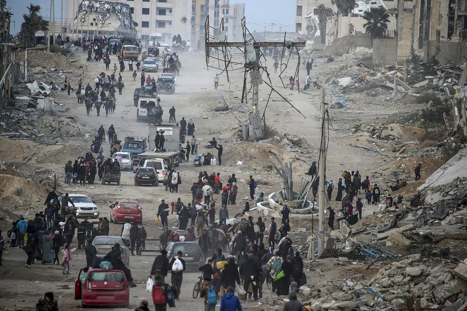 Penduduk Palestin yang dipindahkan secara dalaman tiba dari selatan Gaza melalui jalan Al Rashid ke Bandar Gaza, utara Semenanjung Gaza, pada 28 Januari 2025. Menurut Pertubuhan Bangsa-Bangsa Bersatu (PBB), sekurang-kurangnya 1.9 juta orang (atau sembilan daripada sepuluh orang) di seluruh Semenanjung Gaza telah dipindahkan secara dalaman, termasuk orang yang berulang kali dipindahkan.