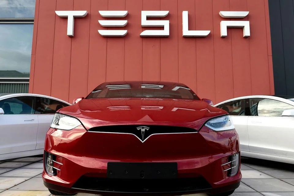 Tesla sedang mencari pembangun kanan di Singapura, menurut beberapa pos iklan pekerjaan yang disiarkan di laman LinkedIn. - FOTO: AFP