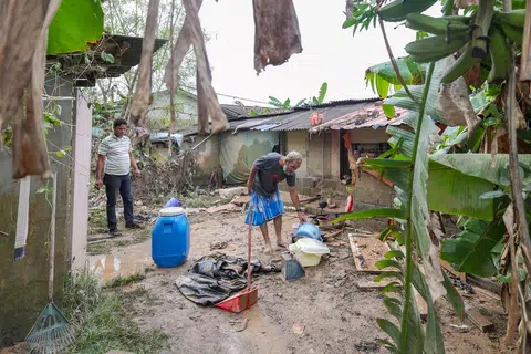 Penduduk membersihkan kawasan rumahnya yang rosak teruk berikutan banjir besar yang melanda Johor 19 Mac lalu, ketika tinjauan di Kampung Pasir Tebrau pada 23 Mac.