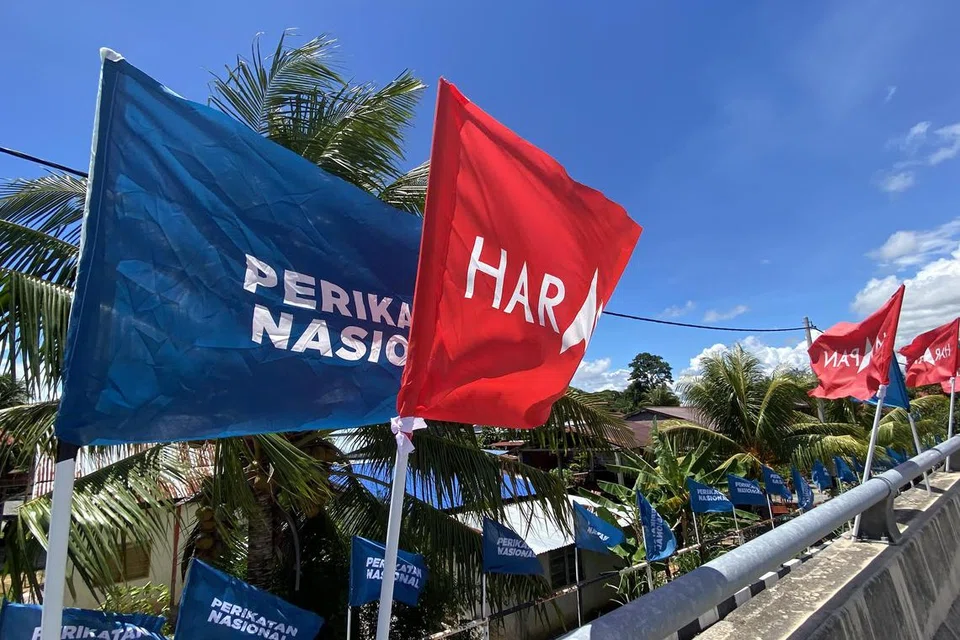 PERANG BENDERA: Kebanyakan bendera parti dan poster dipasang memenuhi jalan-jalan utama, malah ‘billboard’ turut dinaikkan tanda kekuatan parti bagi menarik minat pengundi. 