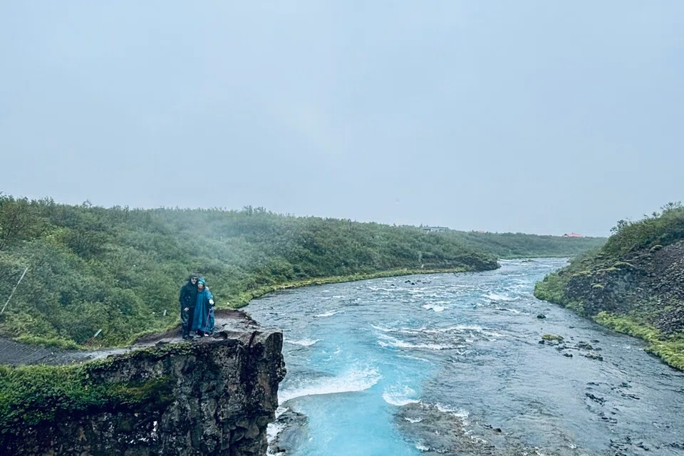 Air terjun Brúarfoss terletak dalam laluan Golden Circle di Iceland.