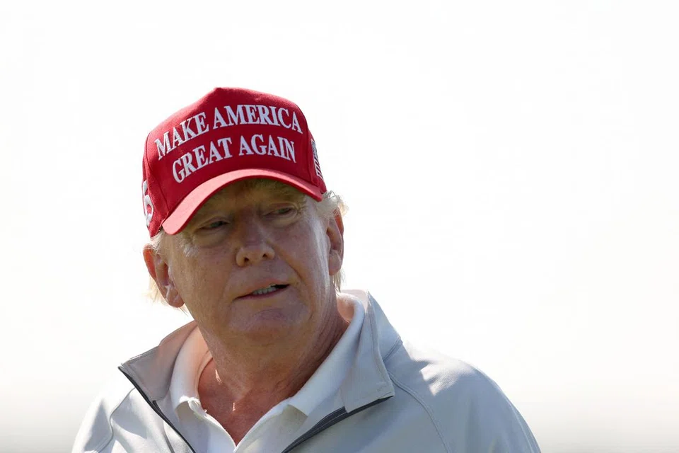 DIKENAKAN TUDUHAN: Mantan presiden Amerika Syarikat, Encik Donald Trump telah dikenakan tuduhan mengambil dokumen rahsia berkaitan nuklear negara itu dan program senjata daripada Rumah Putih selepas meninggalkan pejabat.