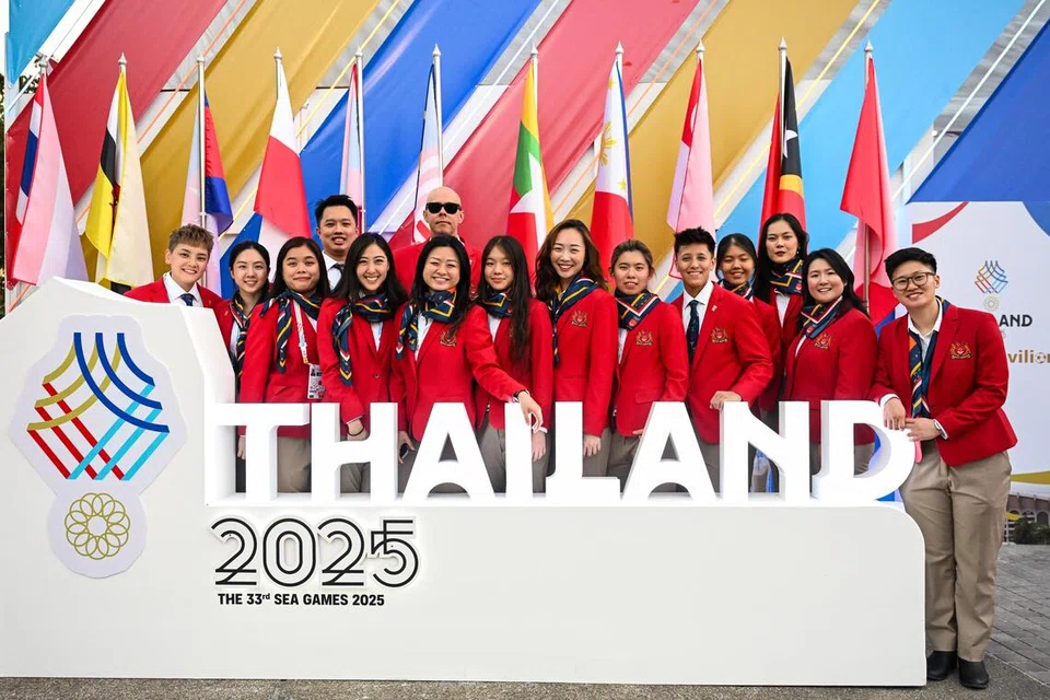 Pasukan hoki ais Singapura bergambar di luar Stadium Rajamangala Bangkok, Thailand, sebelum acara pembukaan Sukan SEA ke-33 di Thailand, pada 9 Disember.