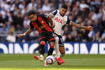 Selepas sekian lama direhatkan akibat cedera, Cristian Romero (kanan) yang bertarung merebut bola dengan pemain Bournemouth, Justin Kluivert, masih sukar menyesuaikan diri dengan permainan. Romero kemudian digantikan dalam separuh masa kedua. 