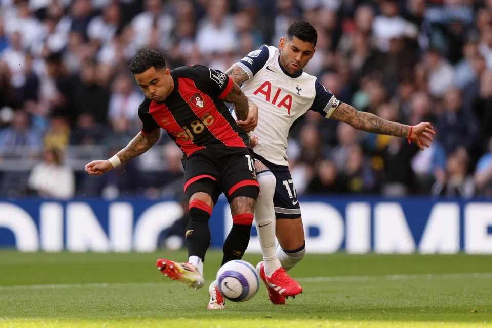 Selepas sekian lama direhatkan akibat cedera, Cristian Romero (kanan) yang bertarung merebut bola dengan pemain Bournemouth, Justin Kluivert, masih sukar menyesuaikan diri dengan permainan. Romero kemudian digantikan dalam separuh masa kedua. 