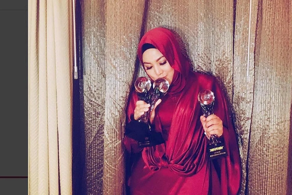 NIKMAT PENUTUP TIRAI 2016: Shila Amzah terharu apabila beliau berjaya menerima tiga anugerah - Anugerah Penyanyi Wanita Terbaik (Hongkong/ Taiwan), Anugerah 10 Lagu Terbaik (Hongkong/Taiwan) dan Anugerah Lima Artis Wanita Paling Popular dan Terbaik dalam Music Pioneer Awards yang berlangsung di Stadium Guangzhou Tianhe, Sabtu lalu. - Foto INSTAGRAM SHILA AMZAH