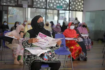 RAIH KEMAHIRAN DIGITAL: Sekitar 30 warga emas menyertai bengkel Program Transformasi Digital untuk Warga Emas yang diadakan di Masjid Hasanah di Teban Gardens semalam untuk belajar menggunakan pelbagai aplikasi telefon bimbit, membuat tempahan bagi ruang solat di masjid, dan menimba pengetahuan tentang keselamatan siber. - Foto-Foto BH oleh ONG WEE JIN