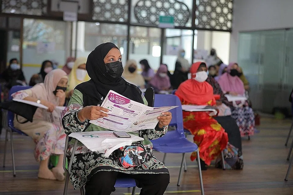 RAIH KEMAHIRAN DIGITAL: Sekitar 30 warga emas menyertai bengkel Program Transformasi Digital untuk Warga Emas yang diadakan di Masjid Hasanah di Teban Gardens semalam untuk belajar menggunakan pelbagai aplikasi telefon bimbit, membuat tempahan bagi ruang solat di masjid, dan menimba pengetahuan tentang keselamatan siber. - Foto-Foto BH oleh ONG WEE JIN