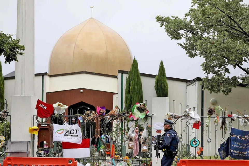 KESAN SERANGAN DI CHRISTCHURCH: Seorang pegawai polis bersenjata berkawal di luar Masjid Al Noor (gambar atas), salah satu masjid di mana 50 orang terbunuh apabila seorang pengganas kulit putih menyerang pada 15 Mac lalu di Christchurch. - Foto AFP