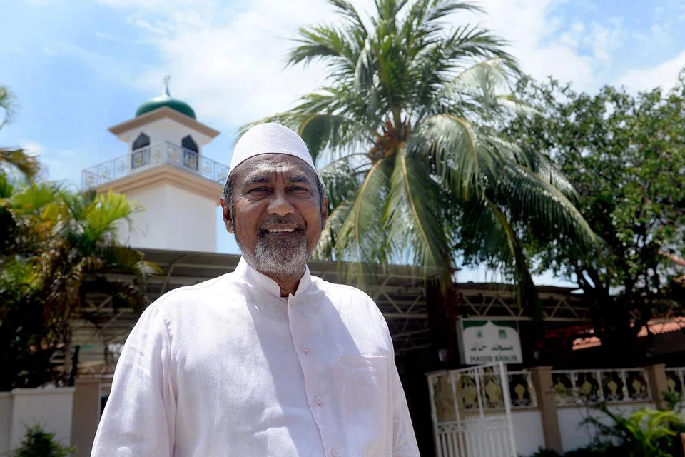 USAHA MENYEMAI KEHIDUPAN HARMONI: Haji Allaudin Mohamed memulakan beberapa program kemasyarakatan di Masjid Khalid bagi membantu usaha menyepadukan masyarakat berbilang agama dan kaum di kawasan Geylang Serai. - Foto TAUFIK A. KADER