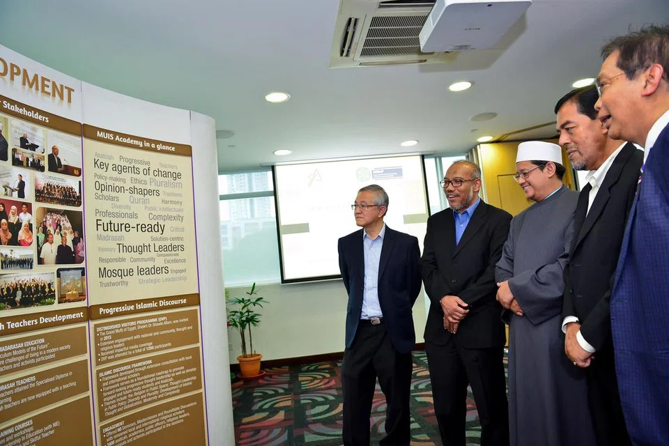 KERJASAMA BERI MANFAAT: Dari kiri, Haji Ridzuan Wu, Dr Albakri Ahmad, Mufti Dr Mohamed Fatris, Haji Abdul Razak Maricar dan Setiausaha Agung RISEAP, Haji Mohd Marzuki, berbincang mengenai pelbagai program yang ditawarkan di Akademi Muis. - Foto MUIS