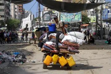 Pelarian Palestin bergerak menggunakan kenderaan yang ditarik oleh haiwan ketika mereka melarikan diri dari kawasan di utara Jaluran Gaza, susulan perintah pengosongan oleh pihak Israel, di tengah-tengah konflik antara Israel dengan Hamas pada 6 Oktober.