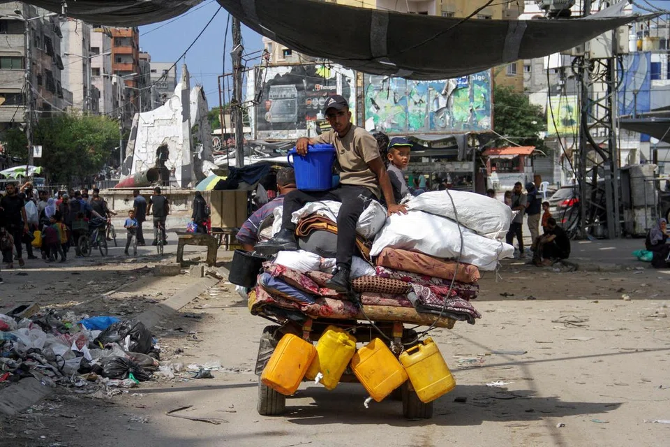 Pelarian Palestin bergerak menggunakan kenderaan yang ditarik oleh haiwan ketika mereka melarikan diri dari kawasan di utara Jaluran Gaza, susulan perintah pengosongan oleh pihak Israel, di tengah-tengah konflik antara Israel dengan Hamas pada 6 Oktober.
