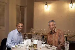 BERTEMU MESRA: Encik Obama (kiri) sempat mengadakan pertemuan dengan Perdana Menteri Lee Hsien Loong dalam satu jamuan malam. Mantan Presiden Amerika itu sedang mengadakan lawatan selama seminggu ke Singapura, New Zealand, Australia dan Jepun. - Foto MCI