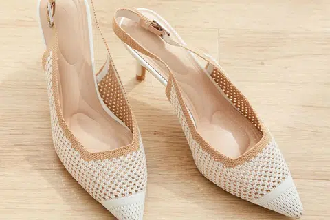 ‘Deiji Flyknit Slingback Heels’ ($59.90) daripada Sunday Staples ialah salah satu kasut tumit mesra kaki lebar yang ditawarkan jenama itu.