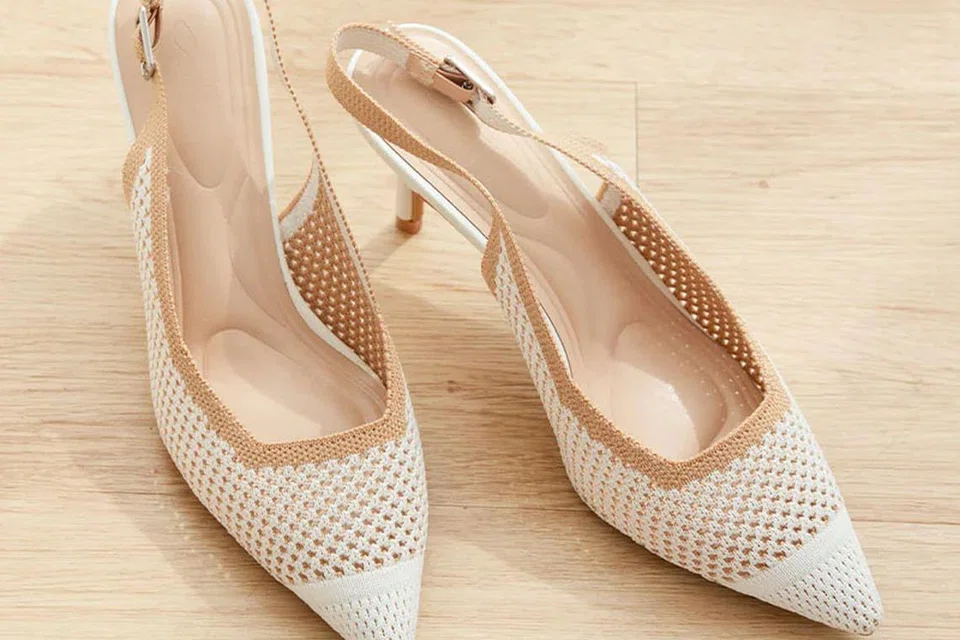 ‘Deiji Flyknit Slingback Heels’ ($59.90) daripada Sunday Staples ialah salah satu kasut tumit mesra kaki lebar yang ditawarkan jenama itu.