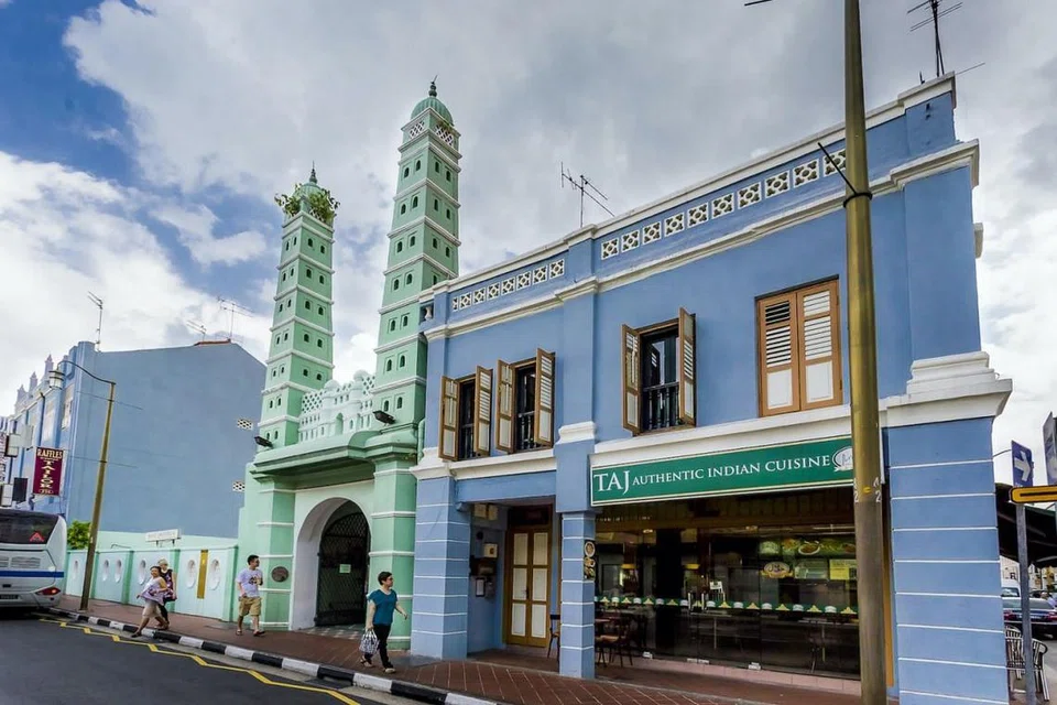 ANTARA WAKAF TERKAYA: Selain memiliki Masjid Jamae Chulia (berwarna hijau) dan Masjid Al-Abrar di Telok Ayer Street, Wakaf Jamae turut memiliki beberapa rumah kedai di sekitar kawasan Masjid Jamae Chulia (bangunan-bangunan biru di kanan dan kiri masjid). - Foto MUIS