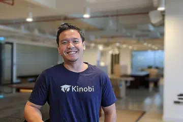 PENGASAS SYARIKAT PEMULA KINOBI: Encik Hafiz Kasman antara individu yang diketengahkan oleh Cik Rahayu Mahzam yang telah bekerja secara senyap-senyap untuk memperbaiki kehidupan masyarakat setempat. - Foto tail