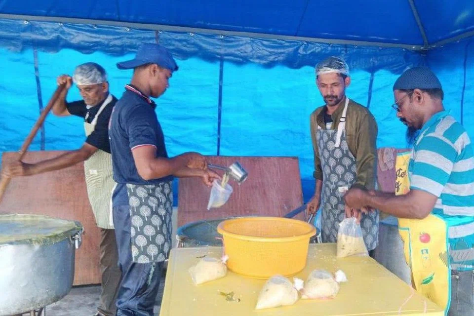Tukang masak, Encik Assan Basari, 45 tahun (dua dari kanan), dengan diketuai Sheikh Abdul Rahman Mohd Halifah (belakang, kiri), bersama dua lagi rakannya ‘diimport’ dari Pulau Pinang selama sebulan untuk menyediakan bubur lambuk istimewa campuran 15 rempah di Masjid India Datuk Ahmad Awang di Johor Bahru, sepanjang Ramadan setiap tahun. 