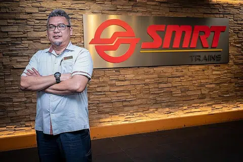 TERUS SETIA DENGAN SMRT: Encik Abdul Karim mula membawa kereta api dari zaman awal pembukaan sistem MRT di Singapura dan hingga sekarang masih menjalankan tugas yang sama. Beliau berpuas hati dengan tugasnya itu kerana sistem SMRT yang terus berkembang pesat sebagaimana yang diyakininya dari dahulu. - Foto BM oleh NUR DIYANA TAHA