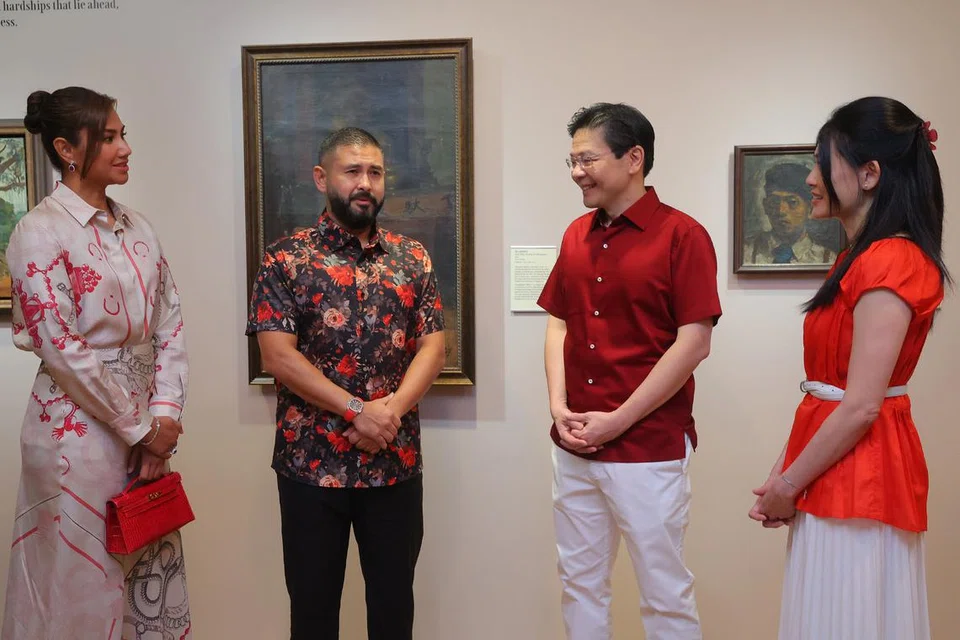Perdana Menteri, Encik Lawrence Wong (dua dari kanan), bersama isterinya, Cik Loo Tze Lui, (kanan), bersembang bersama Pemangku Sultan Johor, Tunku Ismail Sultan Ibrahim (dua dari kiri), dan isterinya, Che Puan Khaleeda Bustamam.