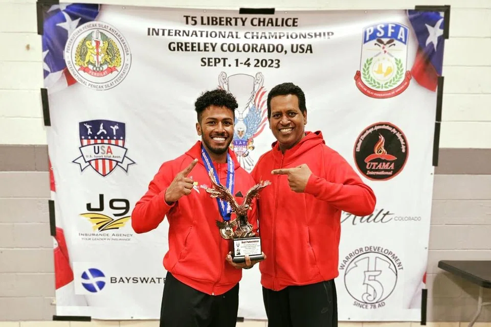 CEMERLANG: Sheik Ferdous Sheik Alau’ddin (kiri), yang dinobat Pesilat Terbaik Lelaki di Kejohanan Antarabangsa AS T5 Liberty Chalice, di Amerika Syarikat, bergambar bersama Ketua Pegawai Eksekutif, Persekutuan Silat Singapura (Persisi) yang juga bapanya, Sheik Alau’ddin Yaacob Marican. 