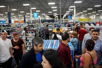 Pembeli membeli barangan elektronik semasa jualan Black Friday di San Diego, California pada 24 November 2016. Ahli ekonomi meramalkan ekonomi Amerika lebih kukuh pada 2017, sekali gus membantu meningkatkan pertumbuhan global.