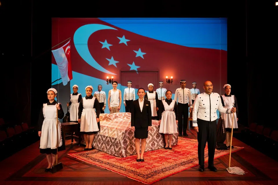 Pementasan teater lima jam yang memukau, ‘Hotel’ oleh Wild Rice Singapura membawa penonton dalam sebuah perjalanan emosi dan renungan melalui sebuah bilik hotel yang menjadi saksi kepada sejarah Singapura yang kaya dan kompleks selama sepuluh abad.