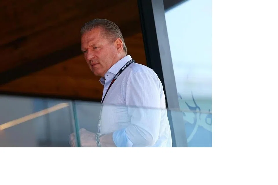 Bekas pemandu F1, Jos Verstappen, difahamkan telah memaklumkan kepada beberapa rakannya bahawa anaknya, Max Verstappen akan meninggalkan Red Bull jika keadaan memaksa. 