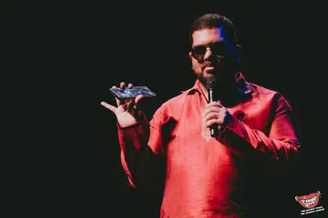 Pelawak Afrika Selatan, Masood Boomgaard, dikenali ramai sebagai ‘Self-Help Singh’, dengan video motivasi komedinya di YouTube sudah mencecah lebih 172 juta tontonan. 