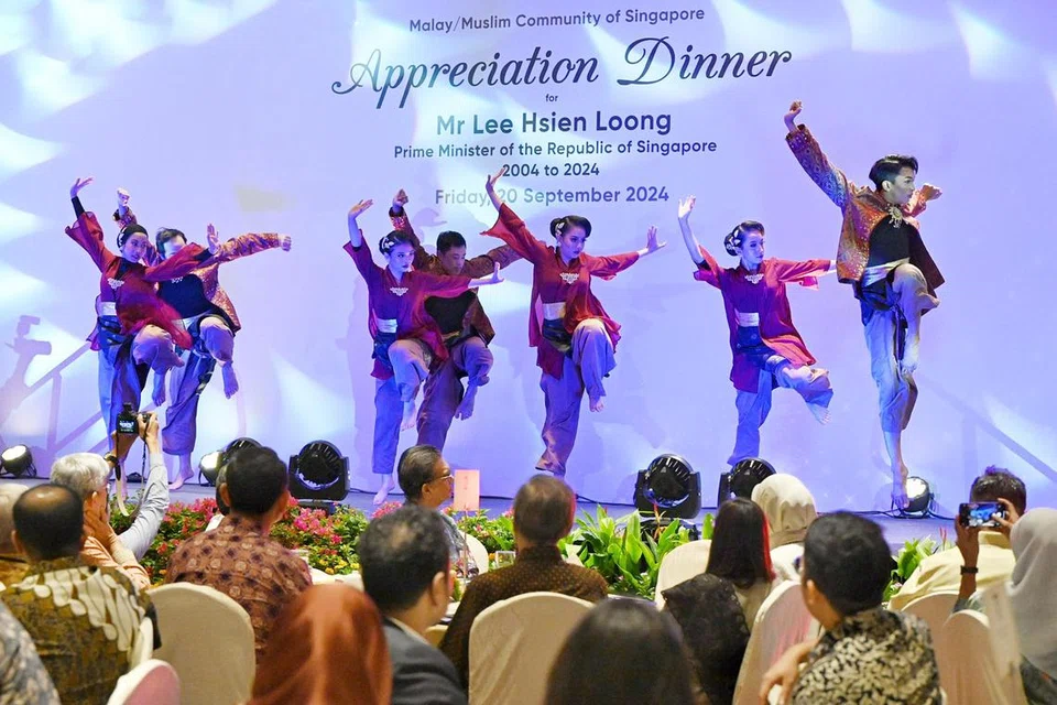 Para tetamu majlis menjunjung budi buat Menteri Kanan, Encik Lee Hsien Loong, dihiburkan dengan persembahan oleh kumpulan penari dari Era Dance Theatre.