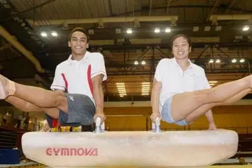 AKSI DI GLASGOW: Jika Heem Wei (kanan) berpengalaman beraksi di beberapa temasya sukan besar seperti Sukan Olimpik London 2012, temasya Komanwel di Glasgow kali ini adalah medan kejohanan terbesar yang pertama bagi Aizat (kiri). - Foto JOHARI RAHMAT