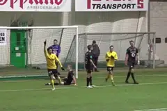 GOL PERTAMA IKHSAN: Ikhsan (kiri) menunjukkan keupayaannya memperdayakan dua pemain pertahanan bagi menyumbatkan bola ke gawang, menjadikan 3-1 untuk Raufoss. - Foto INSTAGRAM RAUFOSS