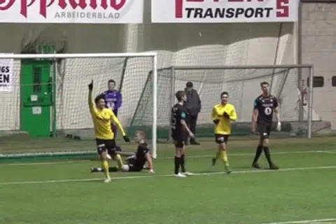 GOL PERTAMA IKHSAN: Ikhsan (kiri) menunjukkan keupayaannya memperdayakan dua pemain pertahanan bagi menyumbatkan bola ke gawang, menjadikan 3-1 untuk Raufoss. - Foto INSTAGRAM RAUFOSS