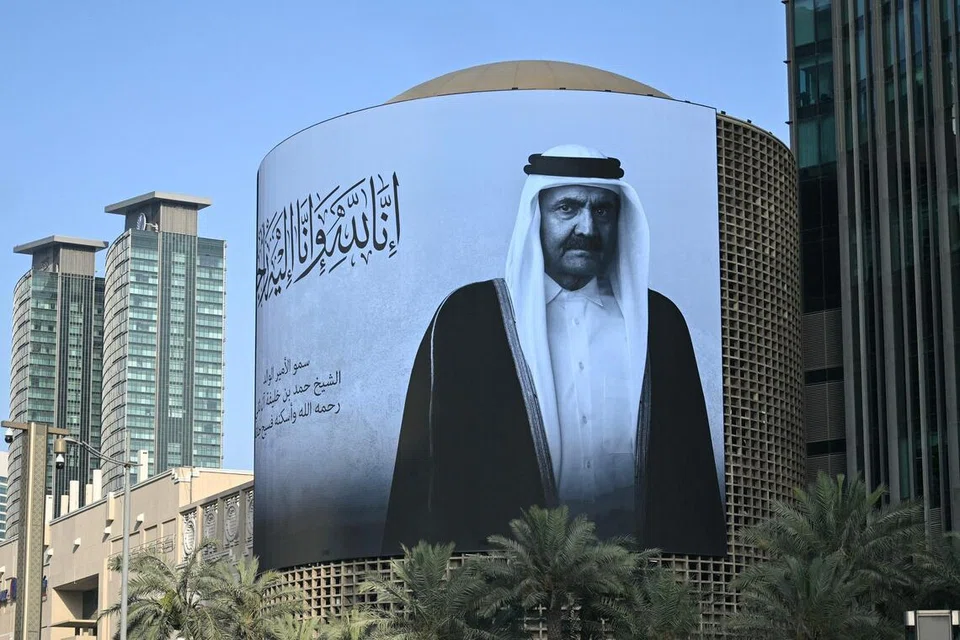 Sebuah papan iklan memaparkan potret bekas Emir Qatar, Sheikh Hamad bin Khalifa Al Thani, di Doha pada 12 Julai 2026, selepas pengumuman kemangkatan baginda. Sheikh Hamad dikenang sebagai antara arkitek utama pembangunan Qatar moden yang memimpin negara itu ketika era pertumbuhan ekonomi pesat. Baginda mengambil alih pemerintahan pada Jun 1995 menerusi rampasan kuasa tanpa pertumpahan darah terhadap ayahandanya yang berada di luar negara. Pada Jun 2013, Sheikh Hamad mencipta sejarah apabila menyerahkan takhta secara sukarela kepada puteranya, Sheikh Tamim bin Hamad Al Thani, sekali gus menjadi antara pemimpin Arab moden pertama berbuat demikian. – Foto AFP