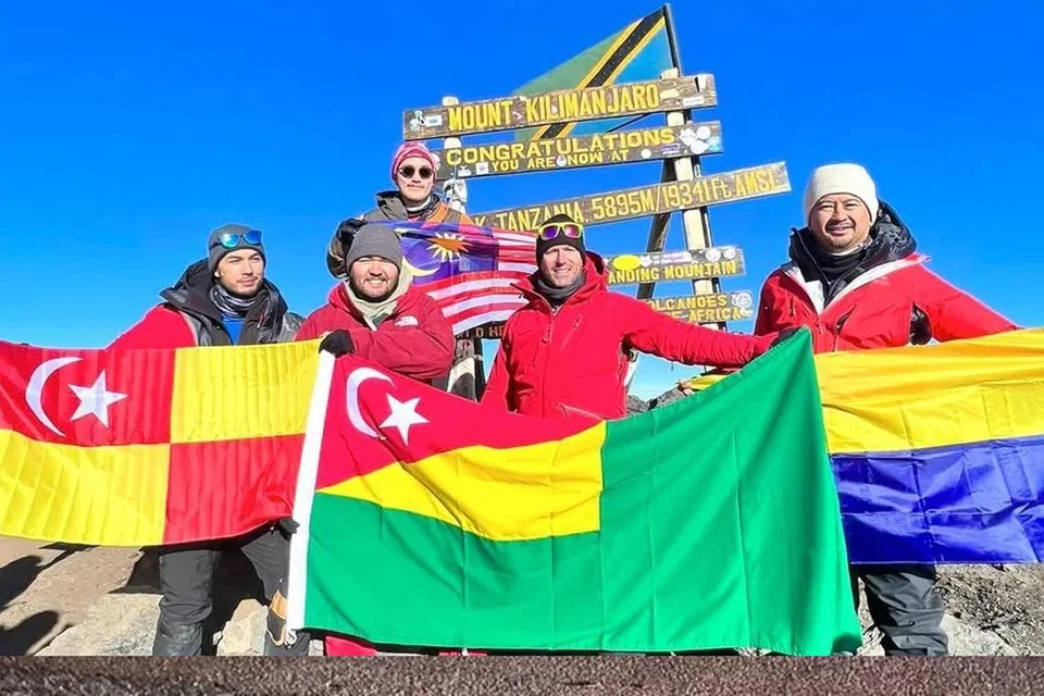 MISI PENDAKIAN: Tengku Amir Shah (dua dari kiri) berjaya menamatkan misi pendakian dan menakluk puncak Gunung Kilimanjaro di Tanzania. 