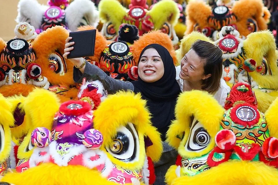 SILATURAHIM DIPUPUK, AKIDAH DIJAGA: Orang Islam boleh menerima undangan sahabat atau jiran berbangsa Cina menyambut Tahun Baru Cina di rumah mereka sebagai merapatkan silaturahim. Bagaimanapun, jaga akidah dan elakkan kegitan haram seperti berjudi atau memakan makanan atau meminum minuman haram. - Foto-foto ISTOCK.