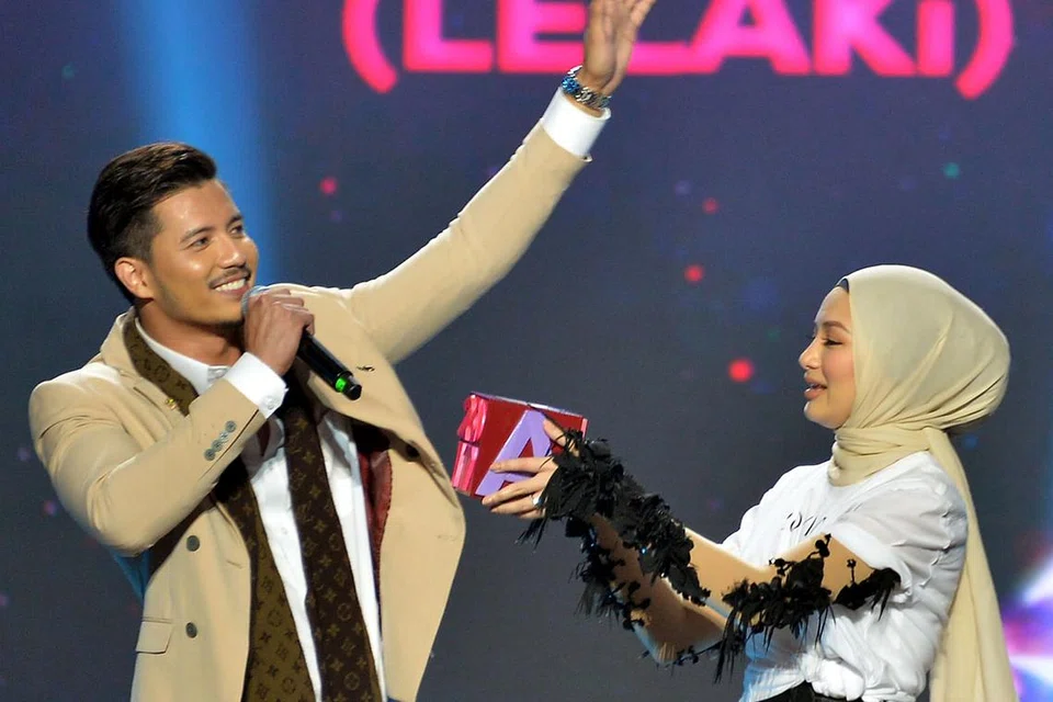 REZEKI LUAR BIASA: Berkat gandingan serasi dalam drama 'Suri Hati Mr Pilot', Neelofa dan Fattah Amin mencetus fenomena 'Lofattah' yang membawa pada kejayaan besar meraih undian terbanyak di Anugerah MeleTOP ERA kelmarin. - Foto ZAINAL YAHYA