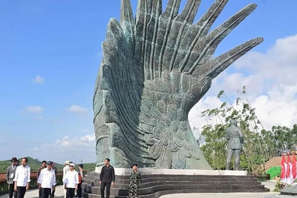 Presiden Joko ‘Jokowi’ Widodo (kiri) ketika meninjau pembangunan bandar baru Ibu Kota Nusantara.