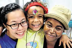 TERHARU DENGAN SEMANGAT SI KECIL: Cik Catherine Lai (kiri) bersama Hasina, anak kecil yang tercedera di bahagian tangan kanan kerana kebakaran. - Foto MERCY SHIPS / DEBRA BELL