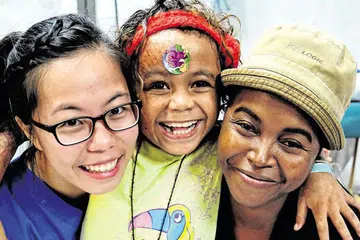 TERHARU DENGAN SEMANGAT SI KECIL: Cik Catherine Lai (kiri) bersama Hasina, anak kecil yang tercedera di bahagian tangan kanan kerana kebakaran. - Foto MERCY SHIPS / DEBRA BELL