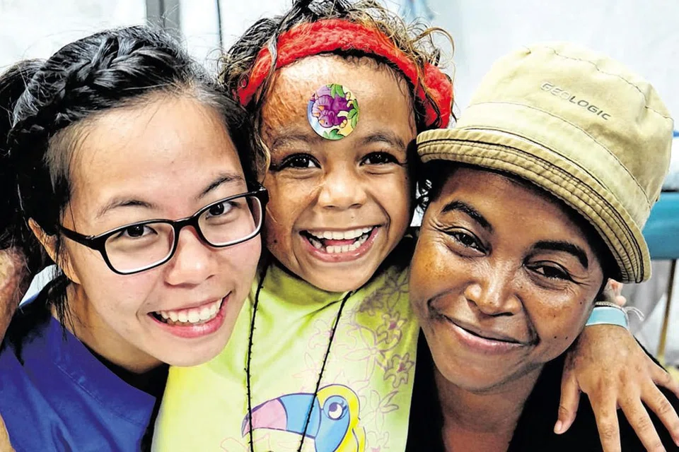 TERHARU DENGAN SEMANGAT SI KECIL: Cik Catherine Lai (kiri) bersama Hasina, anak kecil yang tercedera di bahagian tangan kanan kerana kebakaran. - Foto MERCY SHIPS / DEBRA BELL