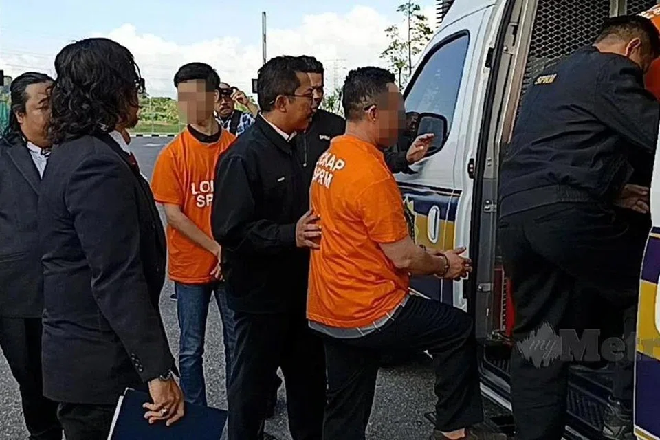 Seorang pegawai kanan Jabatan Agama Islam Perlis, seorang imam serta anak lelakinya direman sehingga 9 Jun ini untuk membantu siasatan kes menerima suapan lebih RM1 juta untuk menguruskan pendaftaran pernikahan di Perlis, terutama membabitkan pasangan yang bernikah di Thailand. 